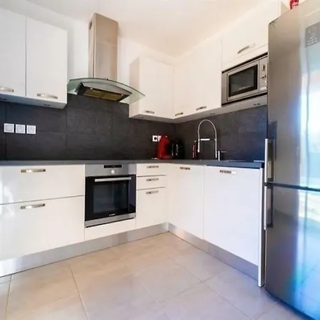 Дом отдыха House 4 Chambres Piscine Proche Plage De *