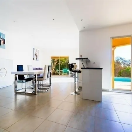 House 4 Chambres Piscine Proche Plage De 펜션 *